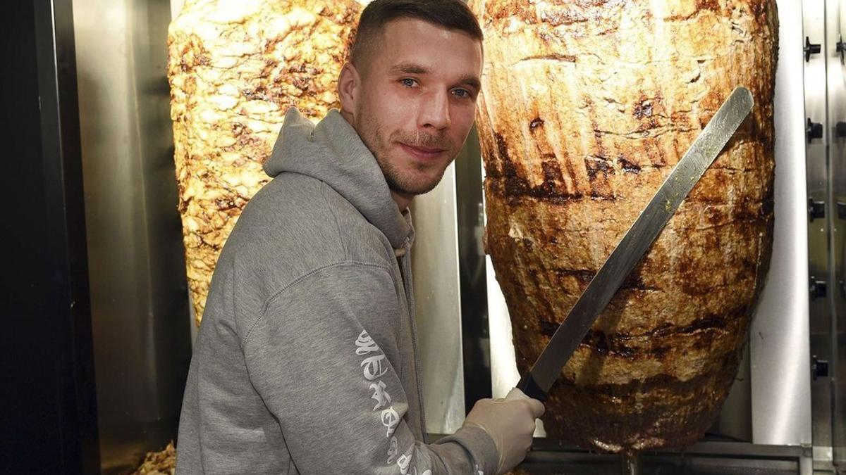 Lukas Podolski en uno de sus restaurantes
