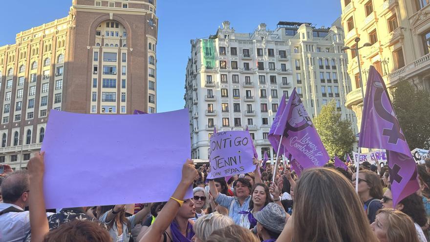 &quot;No es un pico, es una agresión&quot;: cientos de personas se manifiestan en Madrid en apoyo a Hermoso
