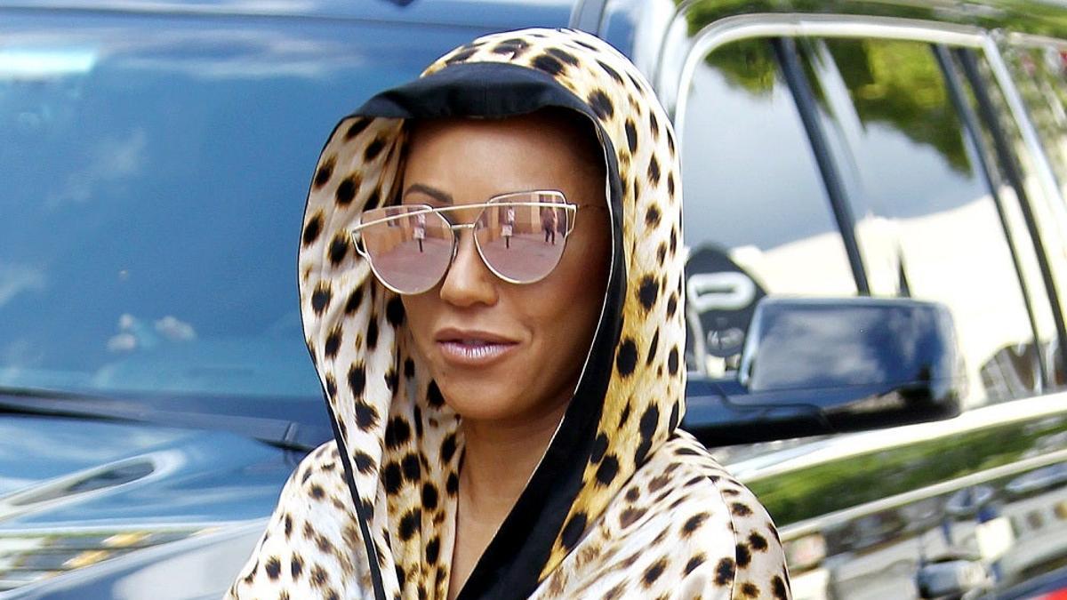 Mel B con bata de leopardo