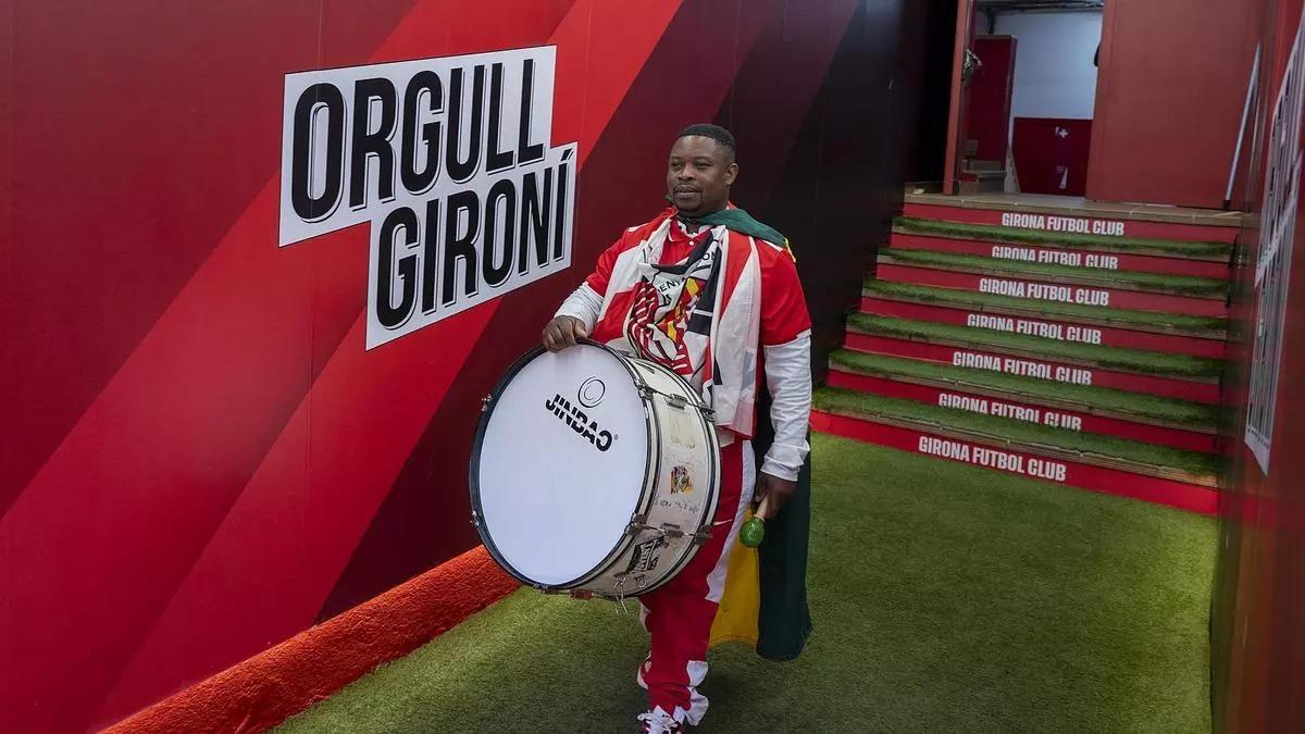 Effah Kingsford, más conocido como ‘Sisplau’, aficionado del CF Girona y originario de Ghana, en el estadio de Montilivi.