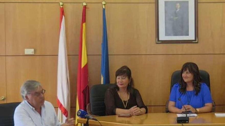 Rafael Lobeto, Esther García y Amelia Fernández, ayer, durante la presentación de la &quot;poetisa del alba&quot;, en el Ayuntamiento de Carreño.