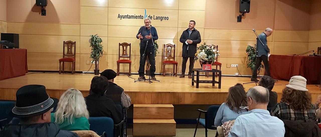 Miguel Ángel Fernández, integrante de la Tertulia “Encuentros”, y el edil Javier Castro intervienen en el acto celebrado en la Casa de Cultura de La Felguera. | E. P.