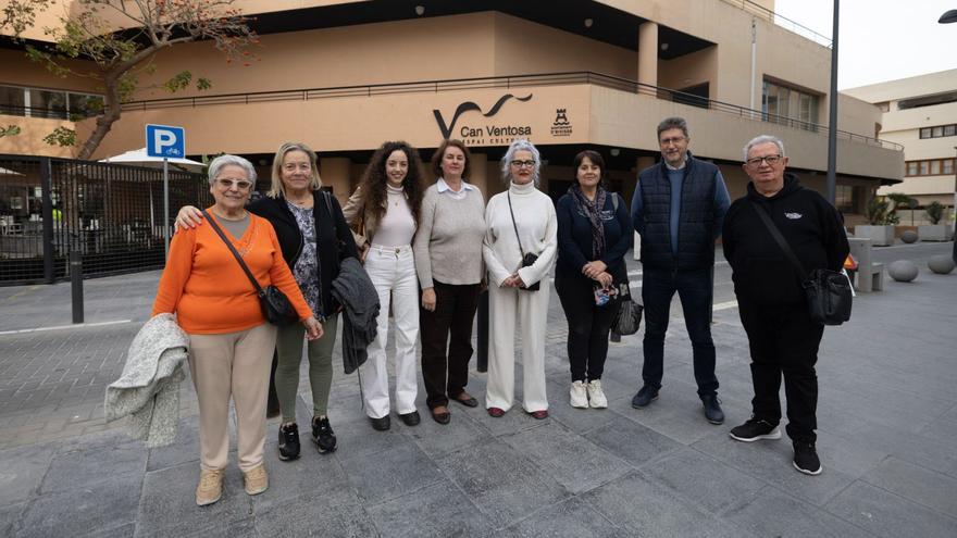 La concejala de Cultura de Vila, Carmen Domínguez, posa acompañada de miembros de algunas de las agrupaciones teatrales locales.