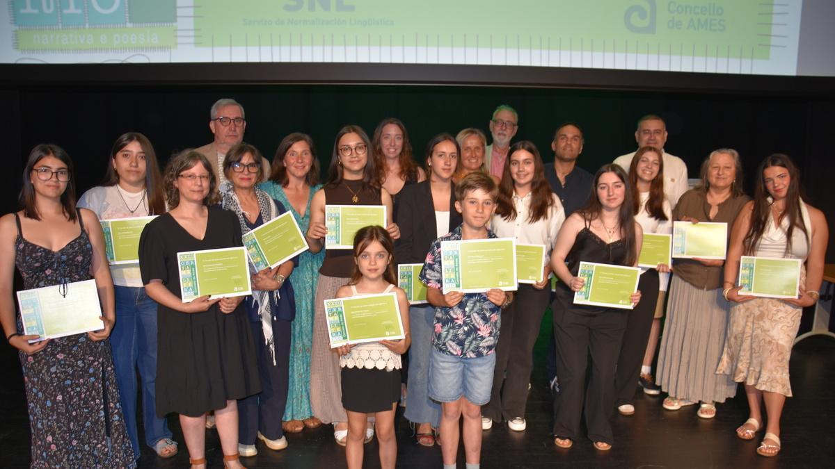 Foto de familia de las autoridades, jurado y algunos de los premiados el fin de semana en Milladoiro