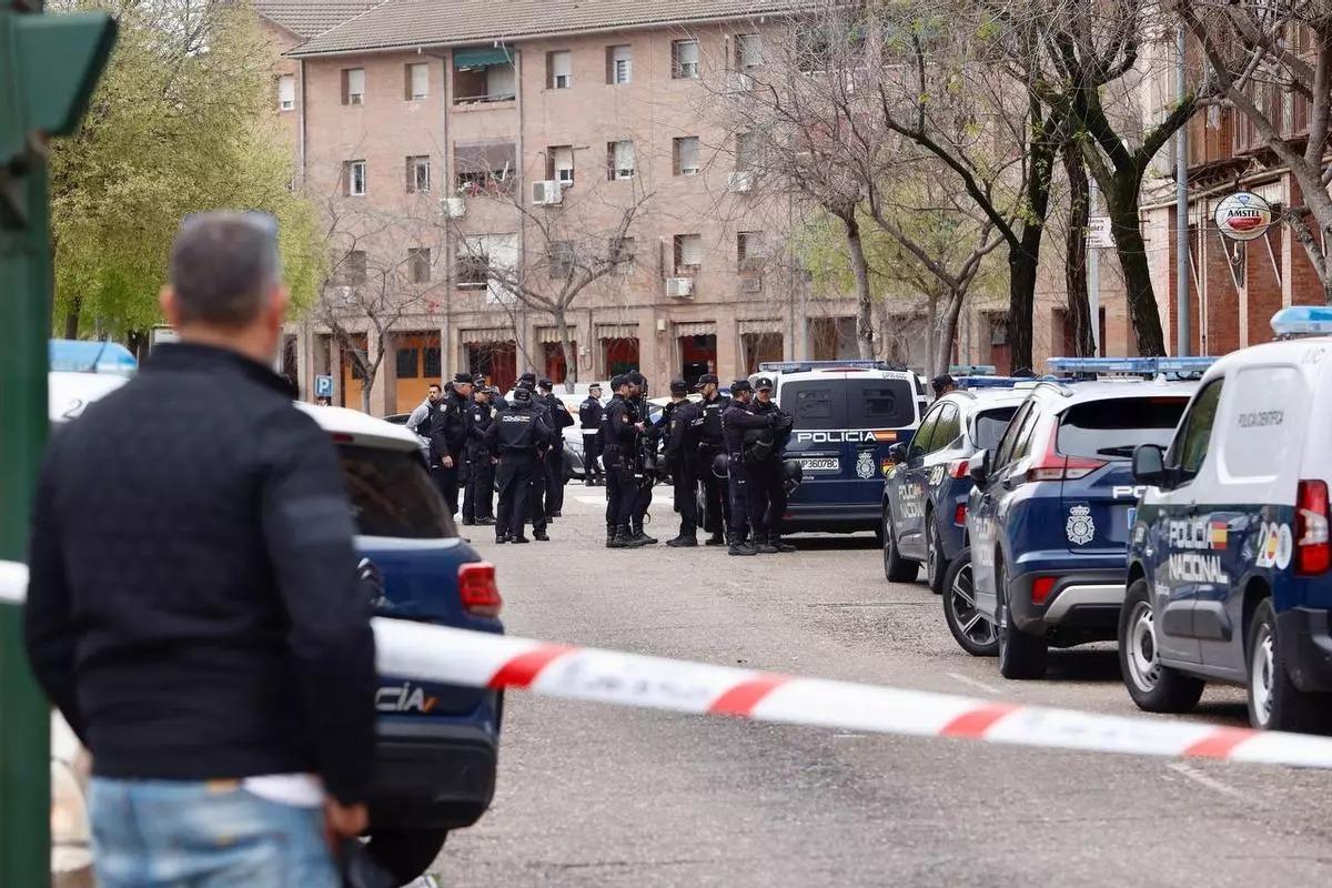 Despliegue policial en Las Moreras tras el apuñalamiento mortal a un vecino.