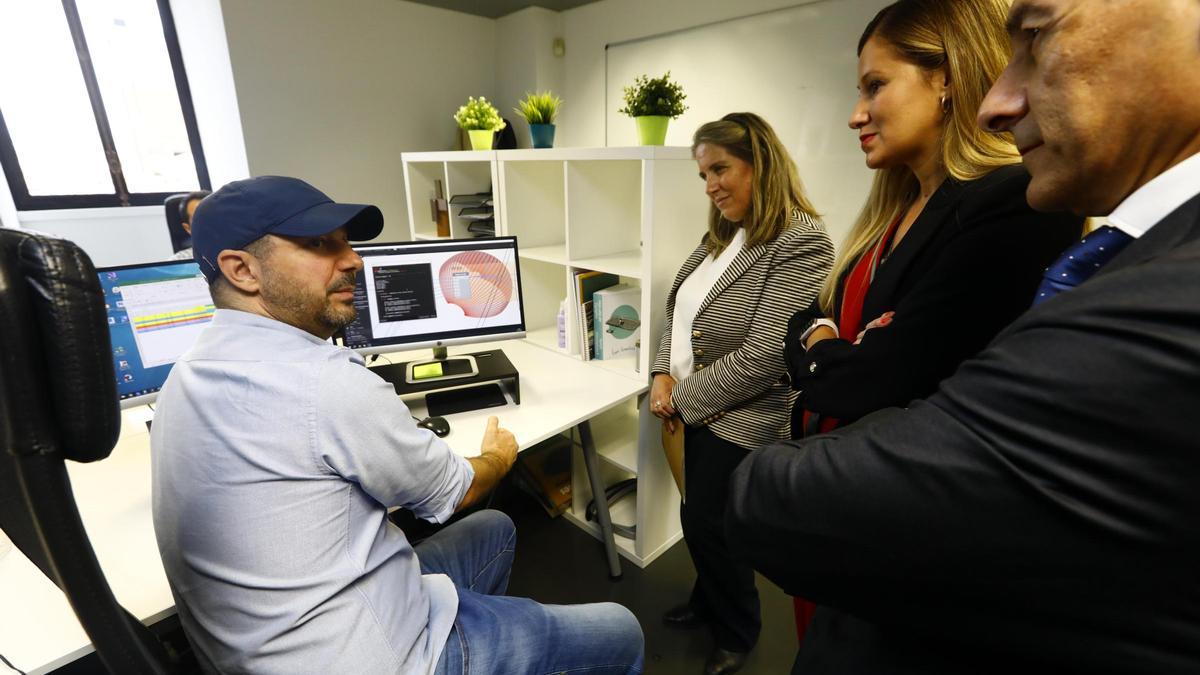 Miguel Fontgivell explica el funcionamiento de la esfera durante la visita oficial de este martes