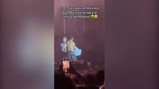 ¡El Salvador es del Barça! El público hizo que Mora se quitase la camiseta del Real Madrid en medio del concierto