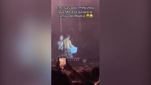 ¡El Salvador es del Barça! El público hizo que Mora se quitase la camiseta del Real Madrid en medio del concierto