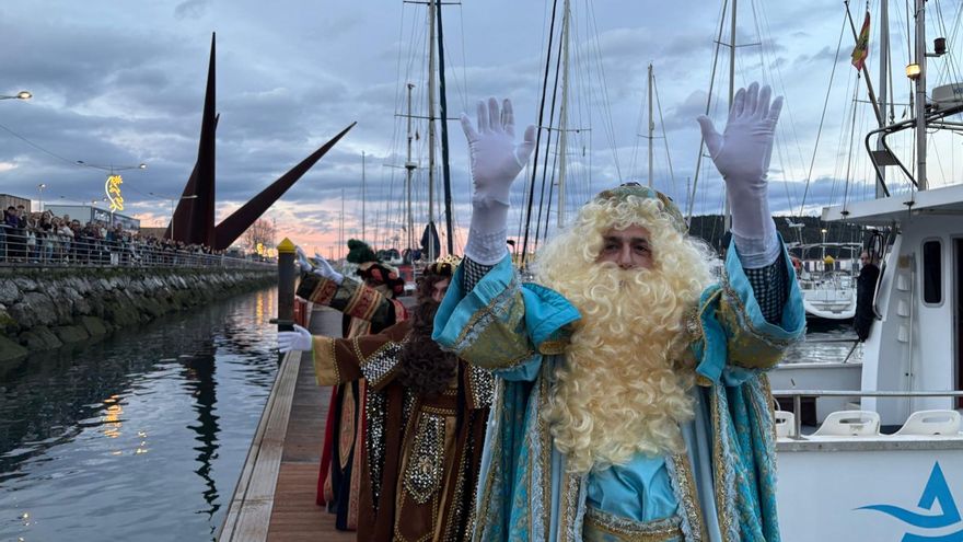 Los Reyes Magos ya están en Avilés: así ha sido el multitudinario desembarco en la ría