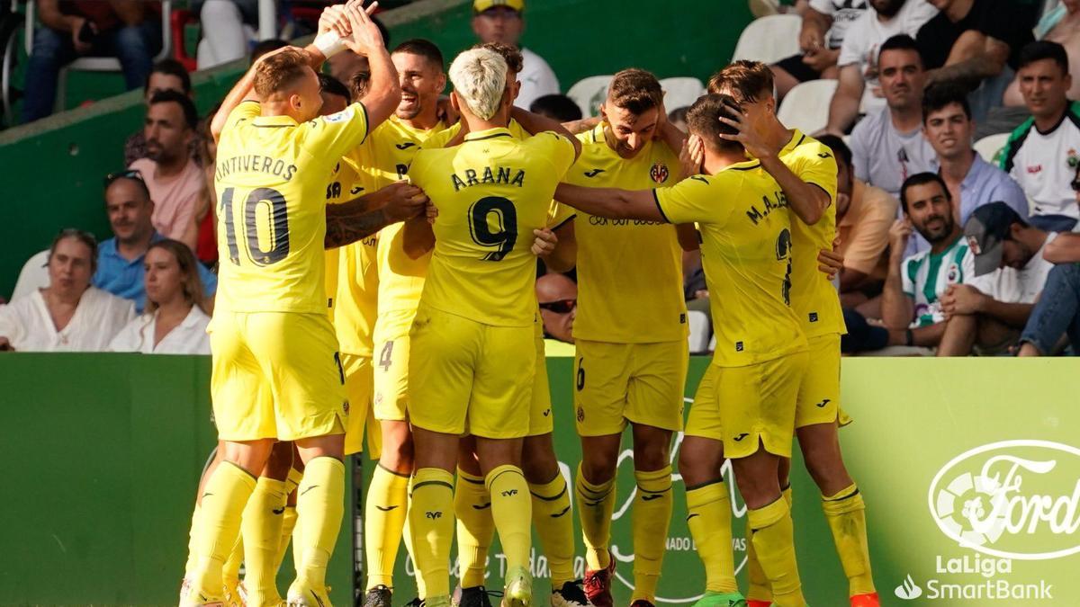 El Villarreal B, celebrando la victoria en Santander