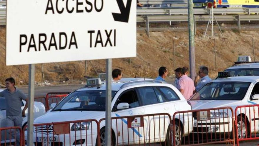 Seguridad. Imagen de una de las paradas de taxis en el Cortijo de Torres, ayer.