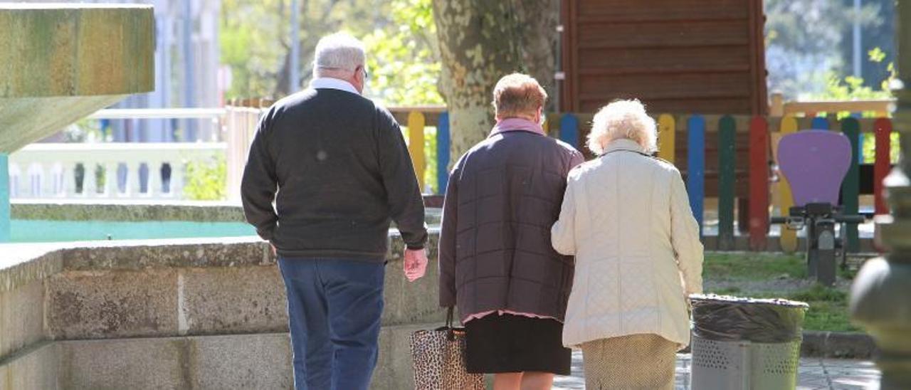 Tres personas de avanzada edad caminan por Ourense. |   // IÑAKI OSORIO