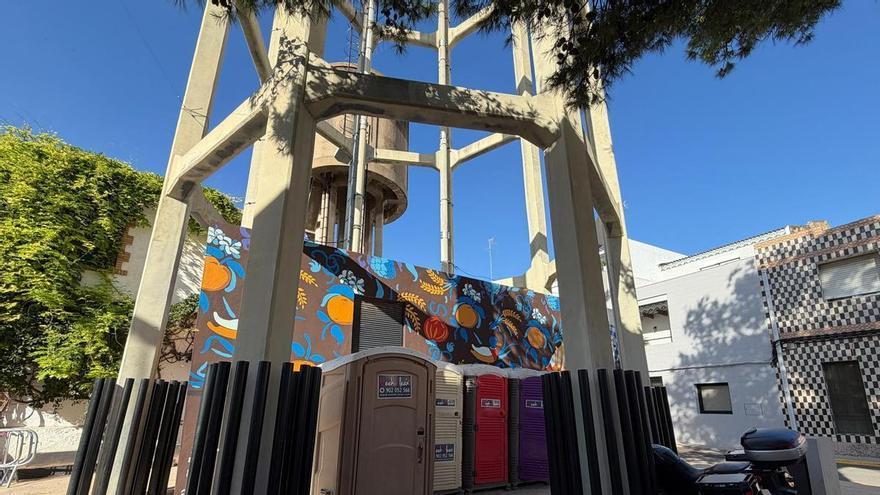 Baños portátiles sobre el mural de la dana en Massanassa