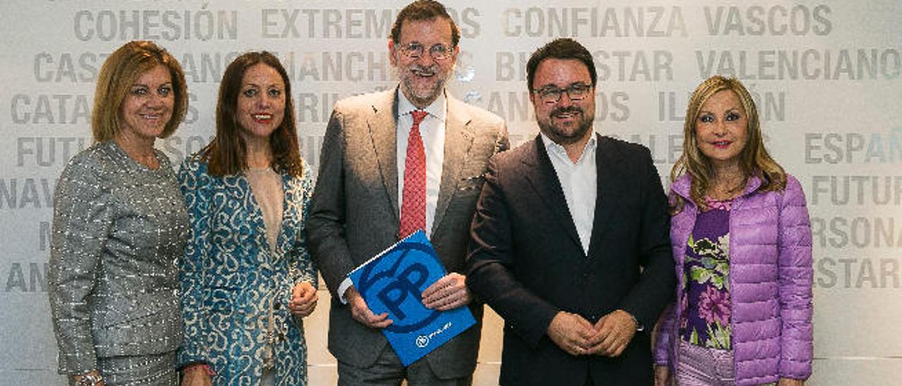 Dolores de Cospedal, Cristina Tavío, Mariano Rajoy, Asier Antona y Australia Navarro, ayer tras el Comité Ejecutivo.