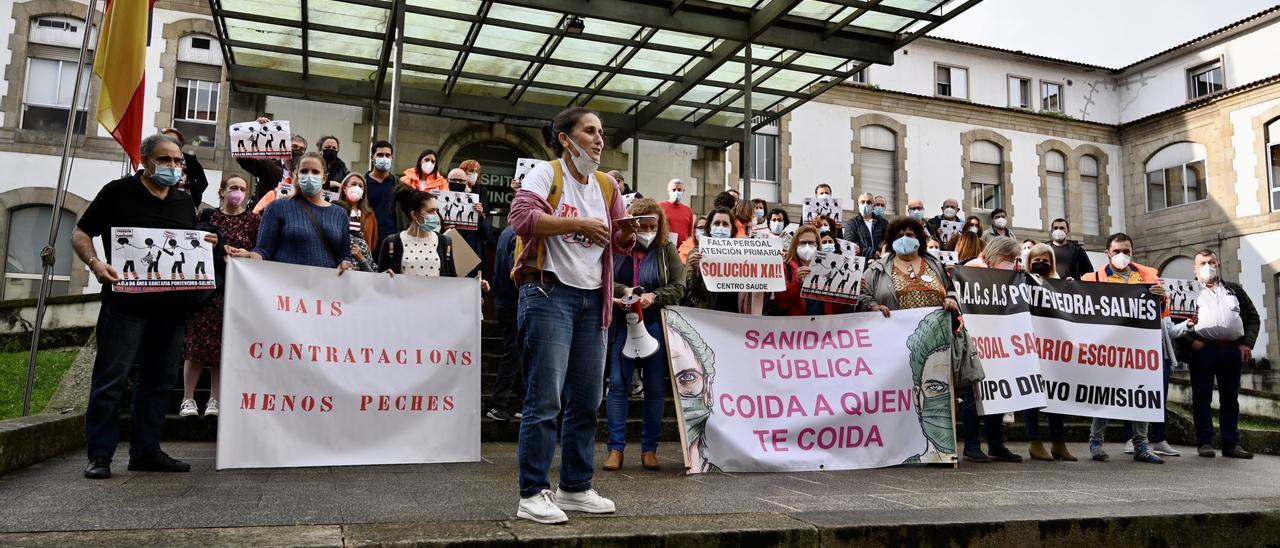 Los concentrados ante la entrada principal del Hospital Provincial de Pontevedra.