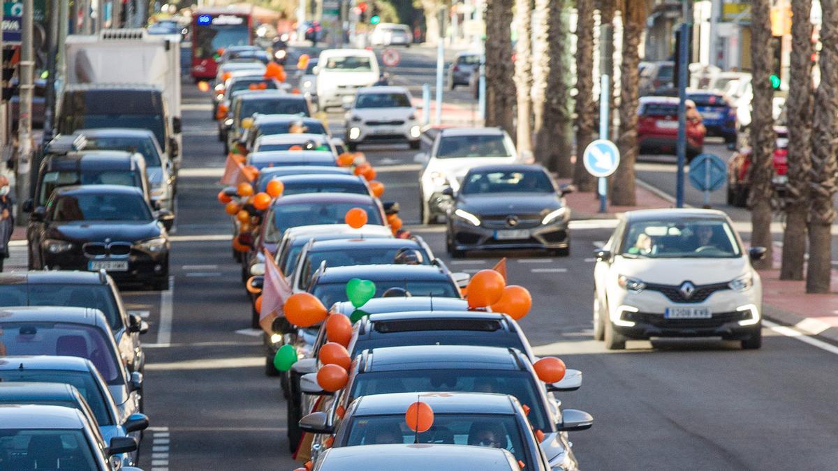 La protesta contra la ley Celaá llena de coches el centro de Alicante