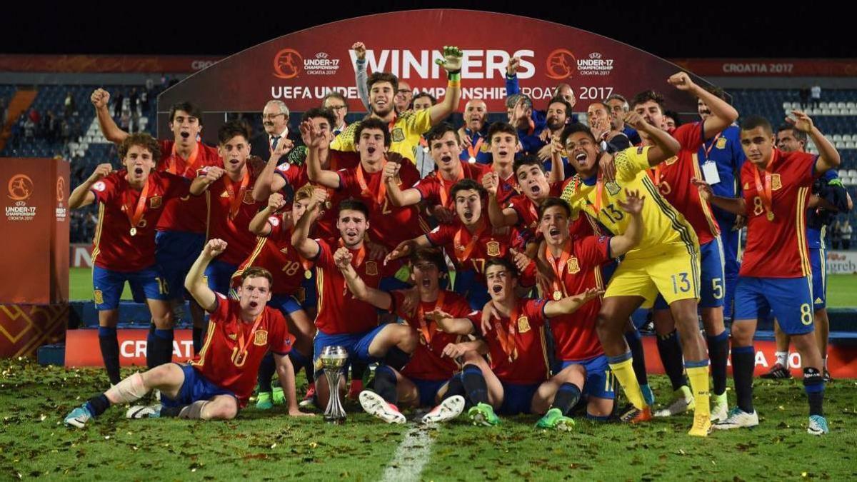 España sub 17 celebra el título europeo del 2017.