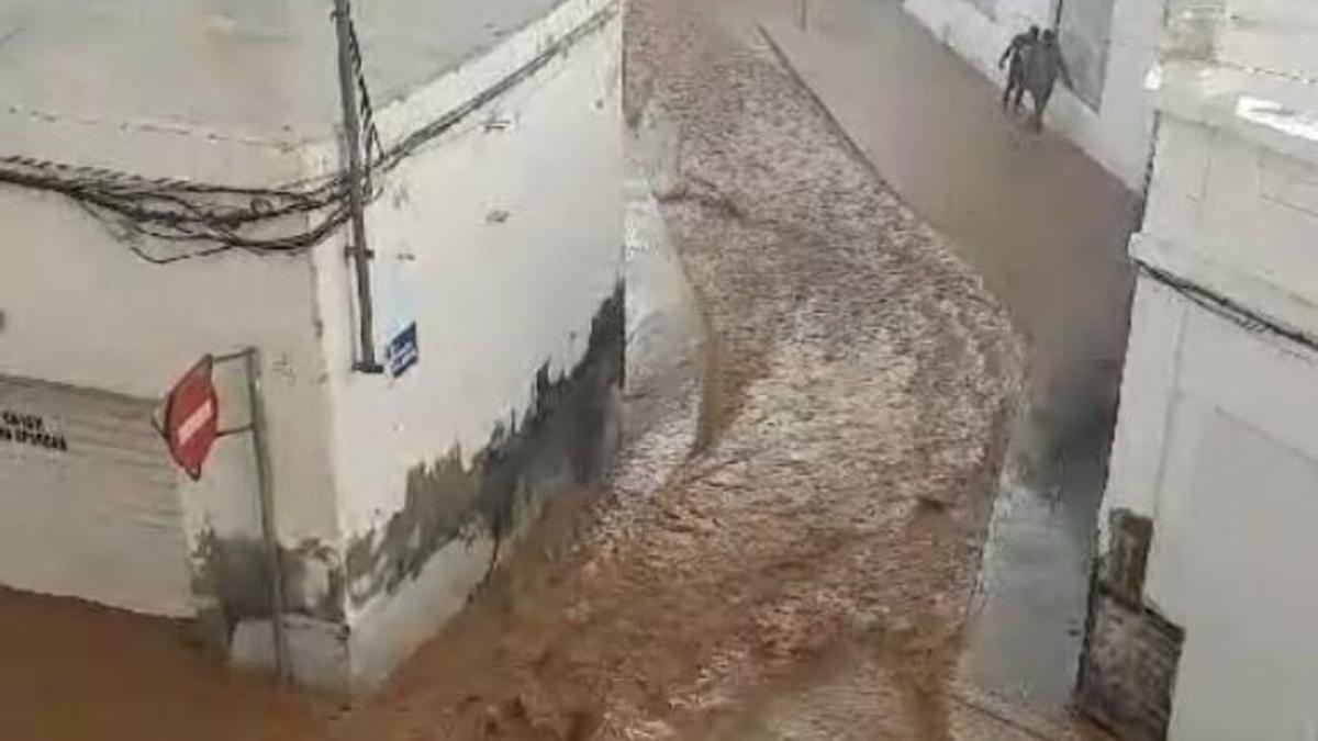 Torrente de agua de lluvia bajando desde la calle Doctor Juan Negrín hacia Porto Alegre, en el barrio de La Vega en Arrecife.