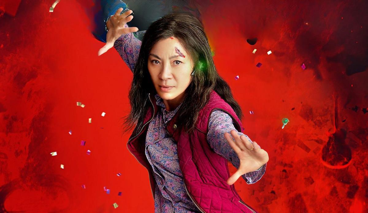 Michelle Yeoh, una madre guerrera y salvadora en 'Todo a la vez en todas partes'
