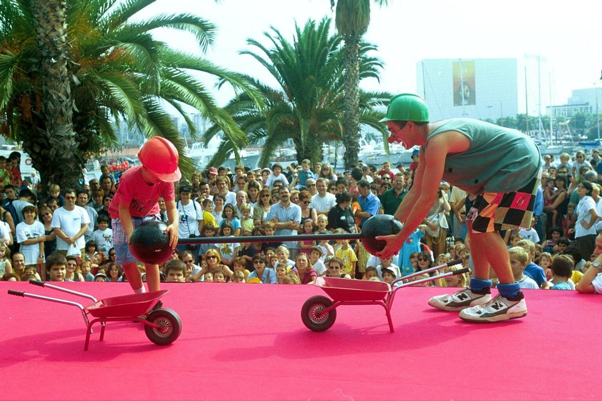 Mercè 1999. PALLASSOS EN EL MOLL DE LA FUSTA, &quot;UN MOLL DE NASSOS&quot;,