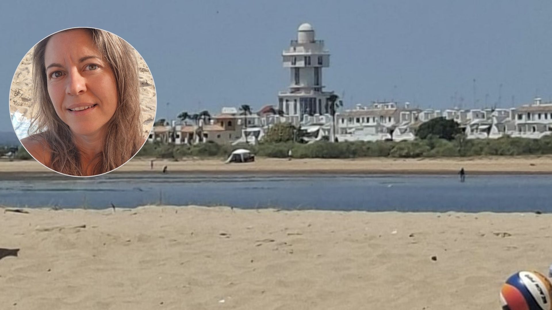 Teresa Muñoz, junto a la playa de Isla Cristina en la que estuvo a punto de perder la vida.