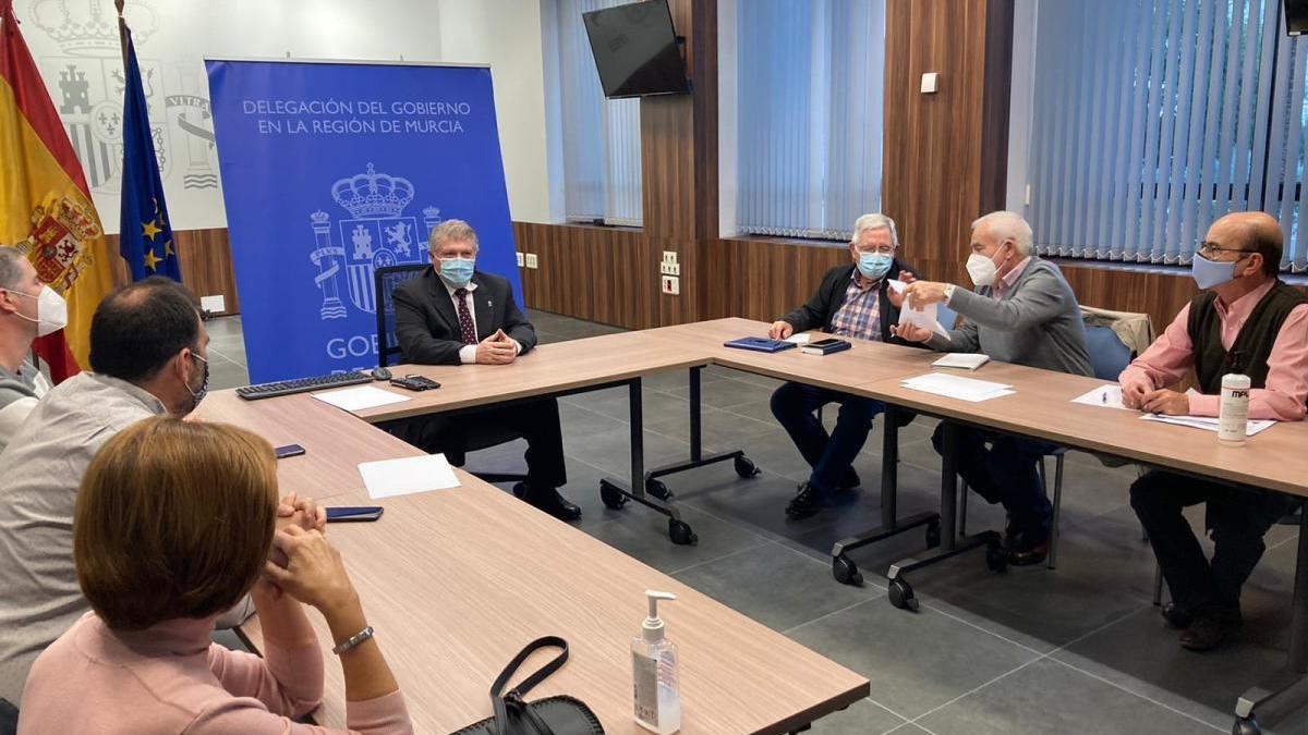 Un momento de la reunión de José Vélez con los vecinos.