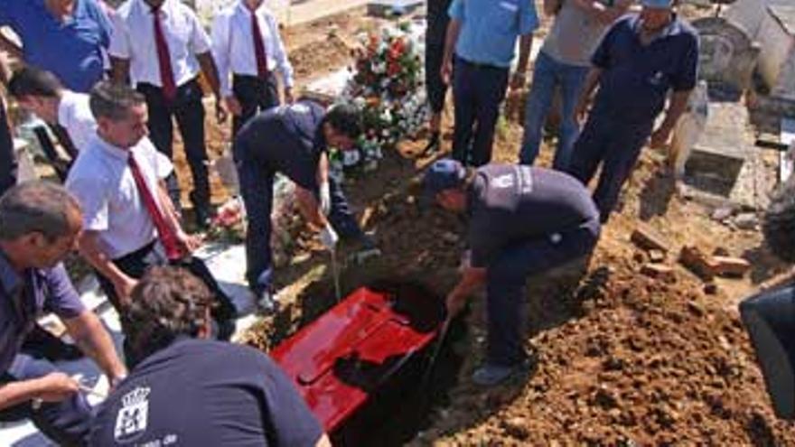 Enterrado en soledad el último protagonista de la matanza de Puerto Hurraco