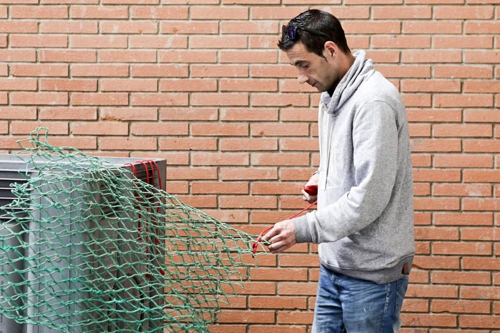 Desempleados aprenden a arreglar redes de pesca