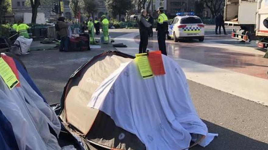 Agents del cos policial desallotjant els acampats, ahir al matí