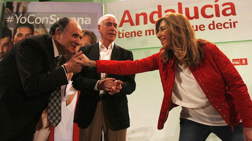 Miguel Sánchez, representante turístico de la CEA, saluda cariñosamente a Susana Díaz ante la presencia de Luciano Alonso, en Málaga.