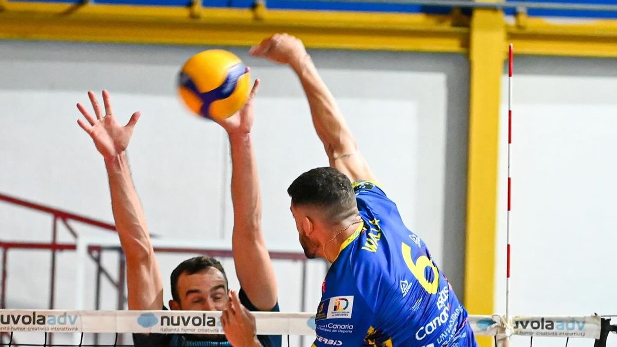 Wallyson Souza intenta superar un bloqueo en el partido del Guaguas ante el Cisterna.