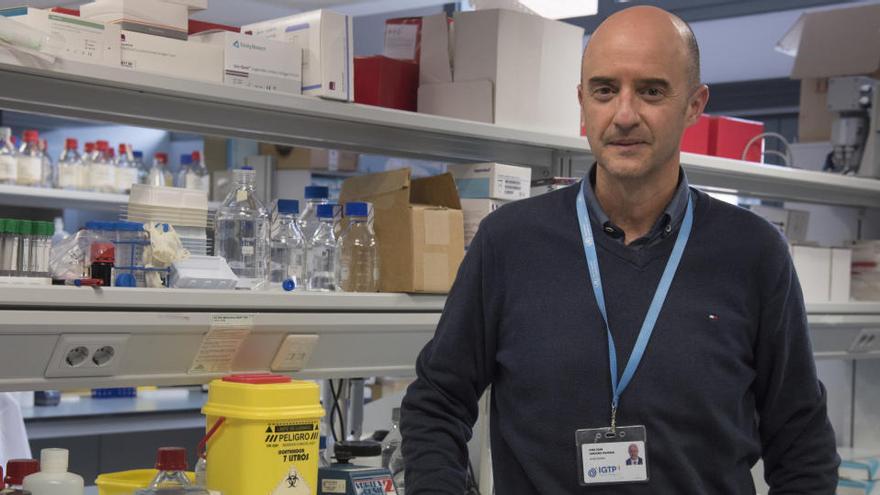 Pere Joan Cardona a les instal·lacions de IGTP al Servei de Microbiologia del Hospital Germans Trias