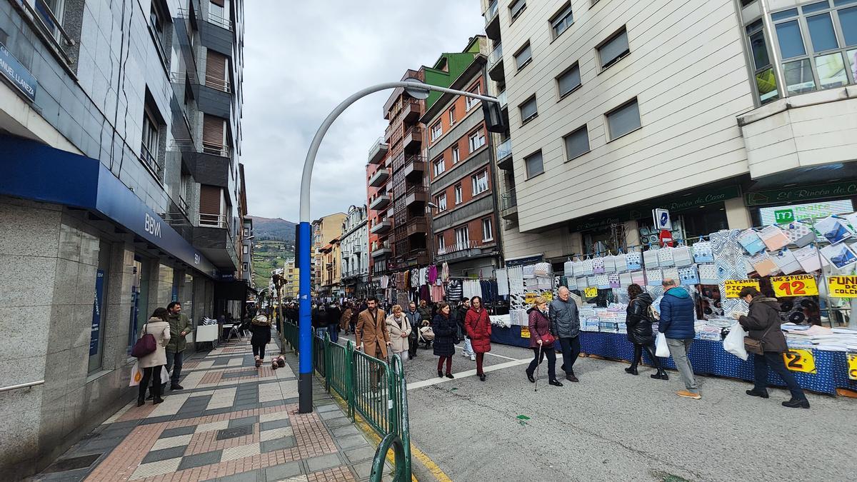 Vecinos por la calle Manuel Llaneza, donde se trasladarán los puestos afectados por las obras. | A. Velasco