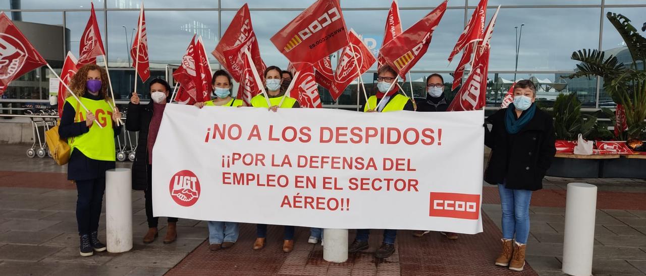 Protesta de los trabajadores de Easyjet este sábado en el aeropuerto de Alicante-Elche.