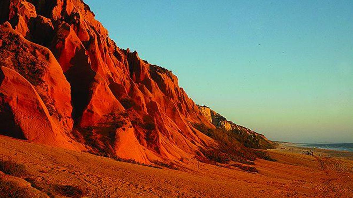 La playa del norte de Portugal que parece el cañón del Colorado al atardecer: sus formaciones rocosas tienen más de cinco millones de años