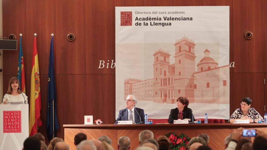 Acto inaugural del curso académico de la AVL presidido por la presidenta, Verònica Cantó, celebrado ayer en Sant Miquel dels Reis. | F. BUSTAMANTE