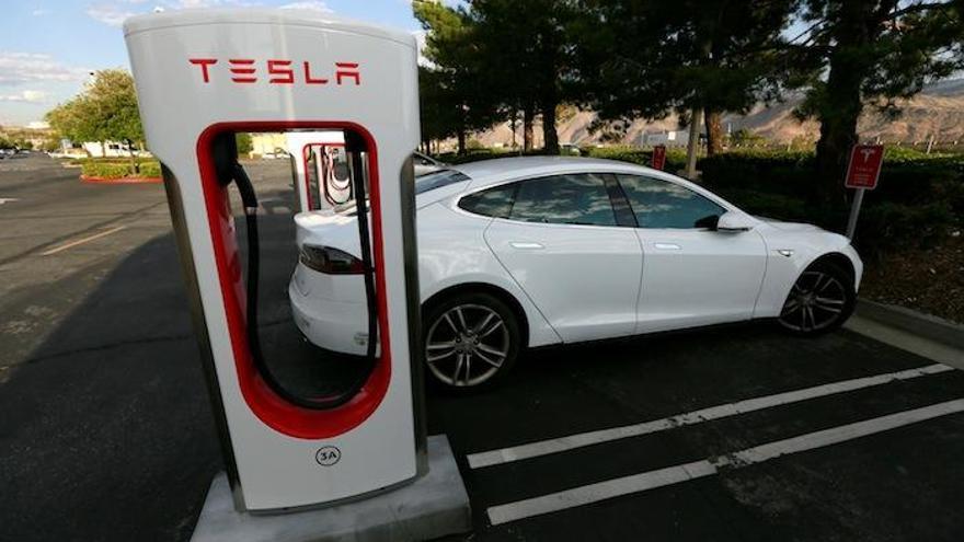 Uno de los modelos de vehículos eléctricos de Tesla en un punto de recarga en California.