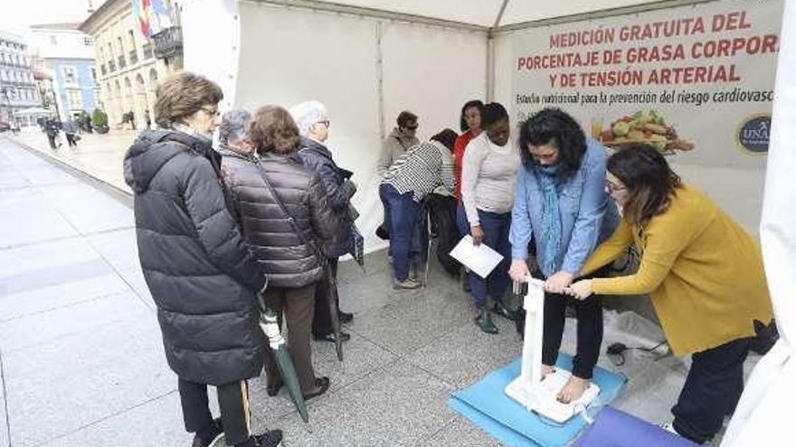 Vecinos, ayer, durante la prueba gratuita de impedanciometría y tensión, en El Parche.