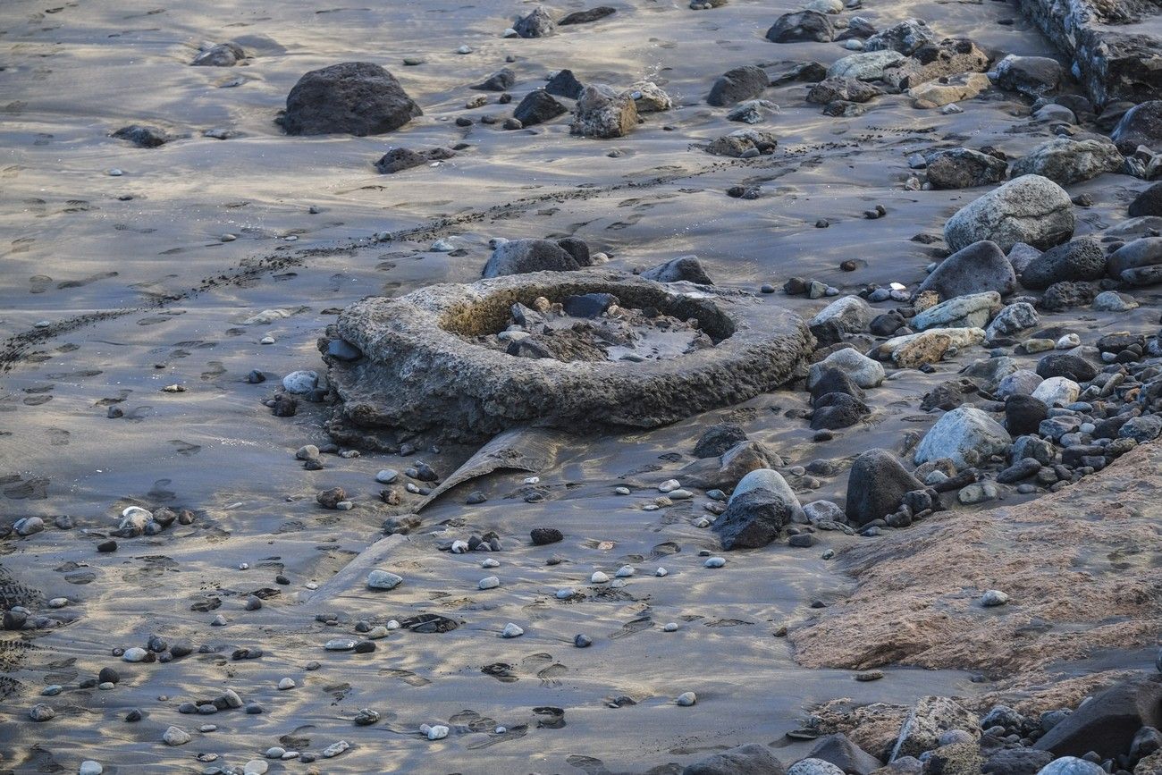 Restos de tuberías y otras infraestructuras en La Cícer, en la playa de Las Canteras