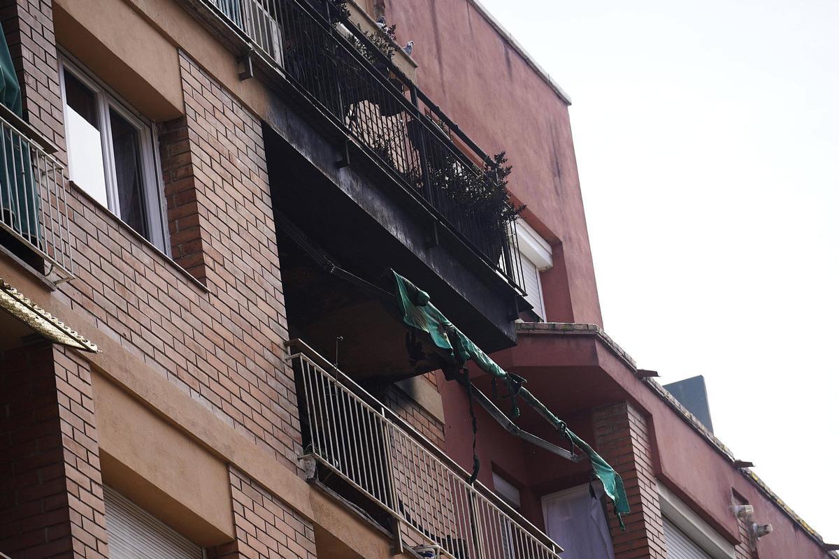 Les imatges del pis incendiat en un bloc del barri de Sant Narcís