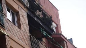 Les imatges del pis incendiat en un bloc del barri de Sant Narcís