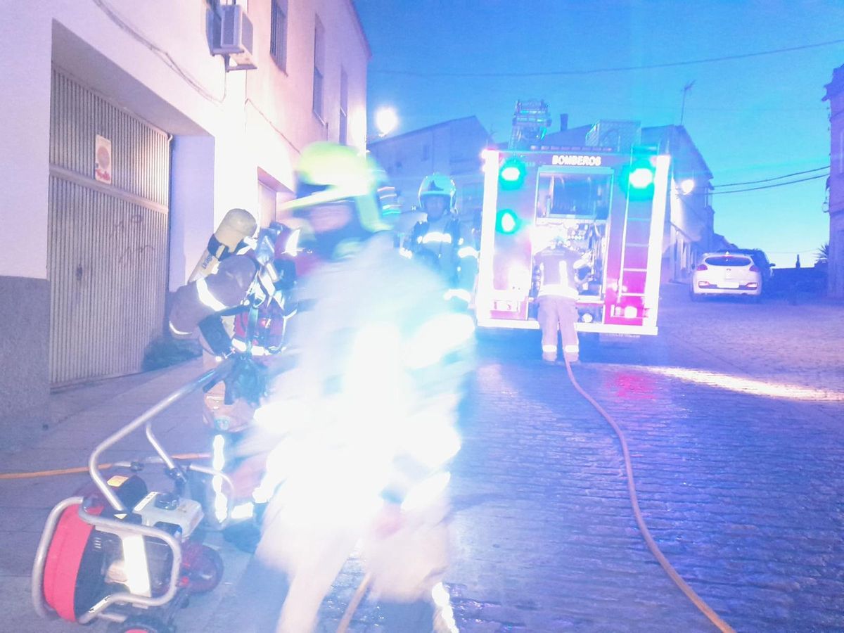 Imagen de los efectivos en la calle San Idelfonso, calle en la que se encuentra la vivienda incendiada.
