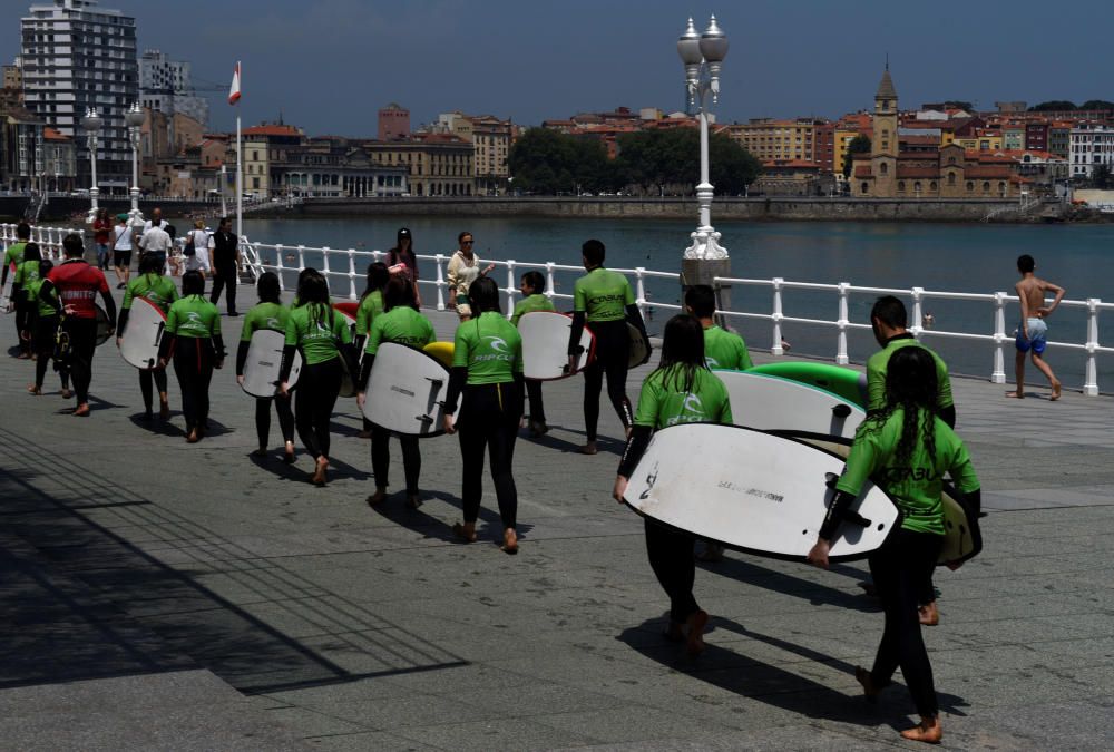 Imágens de la ola de calor en Gijón.