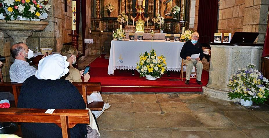 Manuel Uxío García presenta su libro en la iglesia.   | G.N. 