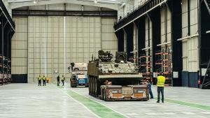 Primer blindado que llega al Tallerón de Indra en Gijón