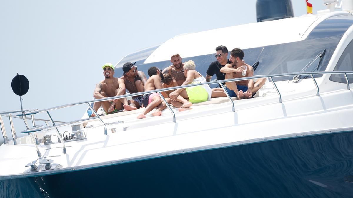 Neymar navega con un grupo de amigos en Ibiza