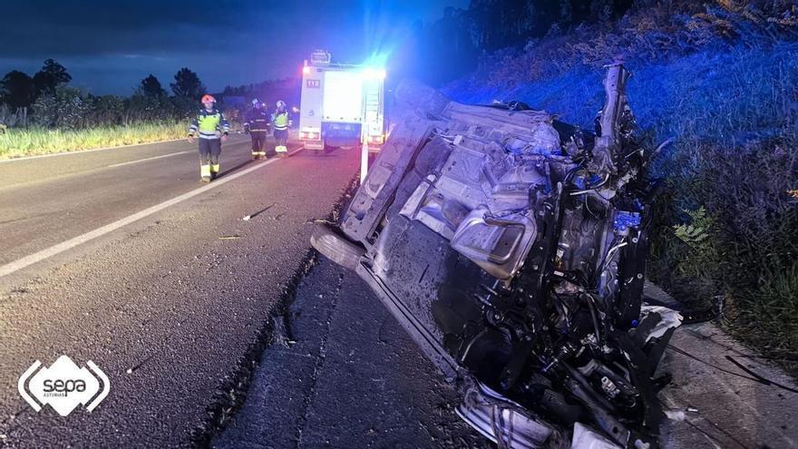 Los Bomberos de Castropol acuden a Lugo para ayudar en un accidente con dos atrapados en la Autovía del Cantábrico