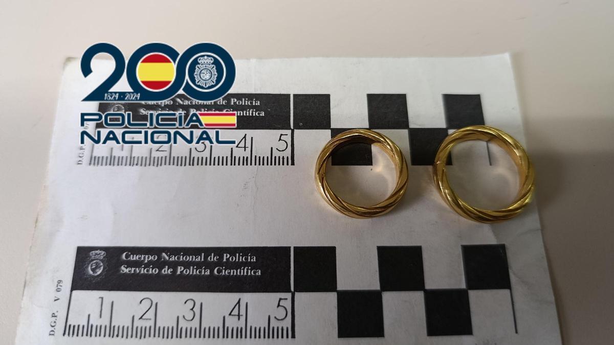 Detalle de las joyas falsas que los detenidos colaban en locales de venta de oro.