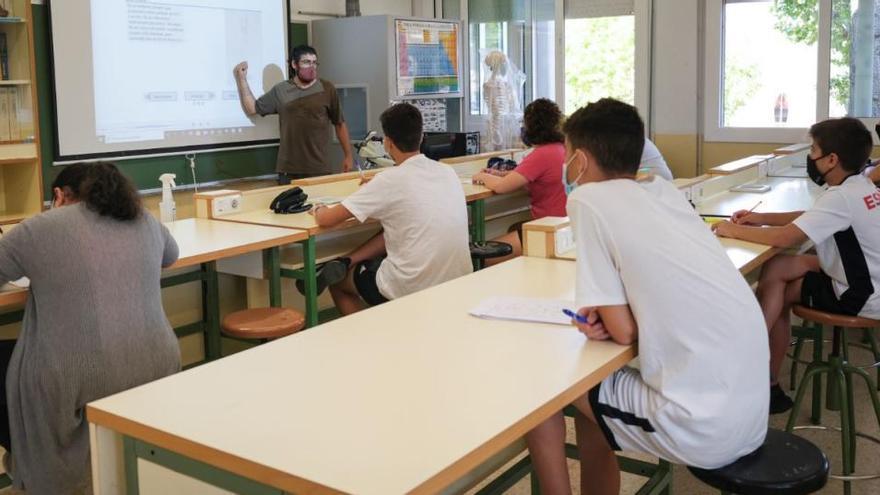 El govern espanyol permetrà «excepcionalment» contractar professors sense el màster