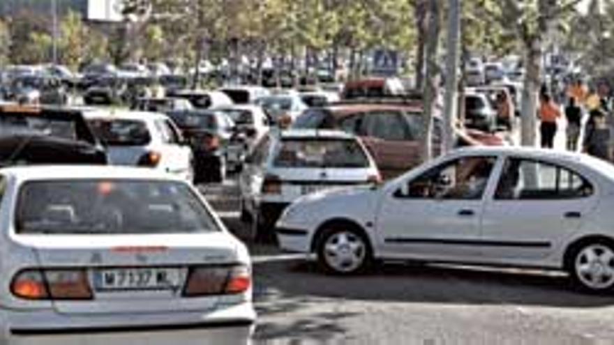 Un atasco atrapa a 13.000 opositores en el campus cacereño y sus accesos